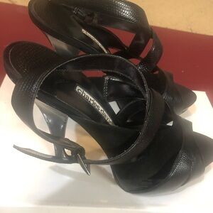 Preowned Charles David ankle straps heeled sandals in black/size 7.
